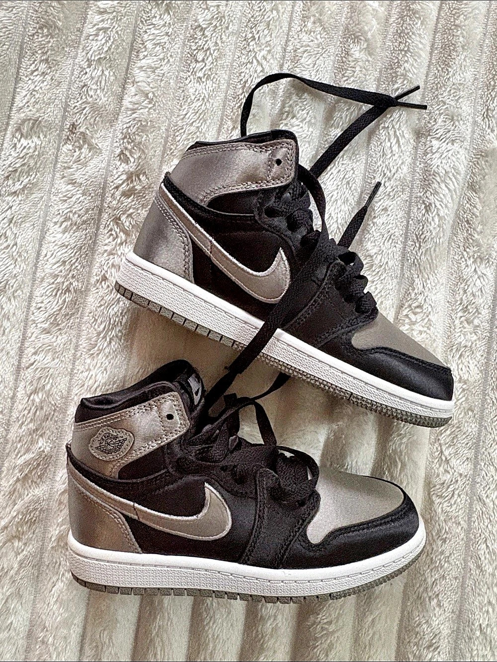 NWT! Nike Jordan 1 Retro High OG (PS) ) High-Top Sneakers Black & Gray Kids US 1